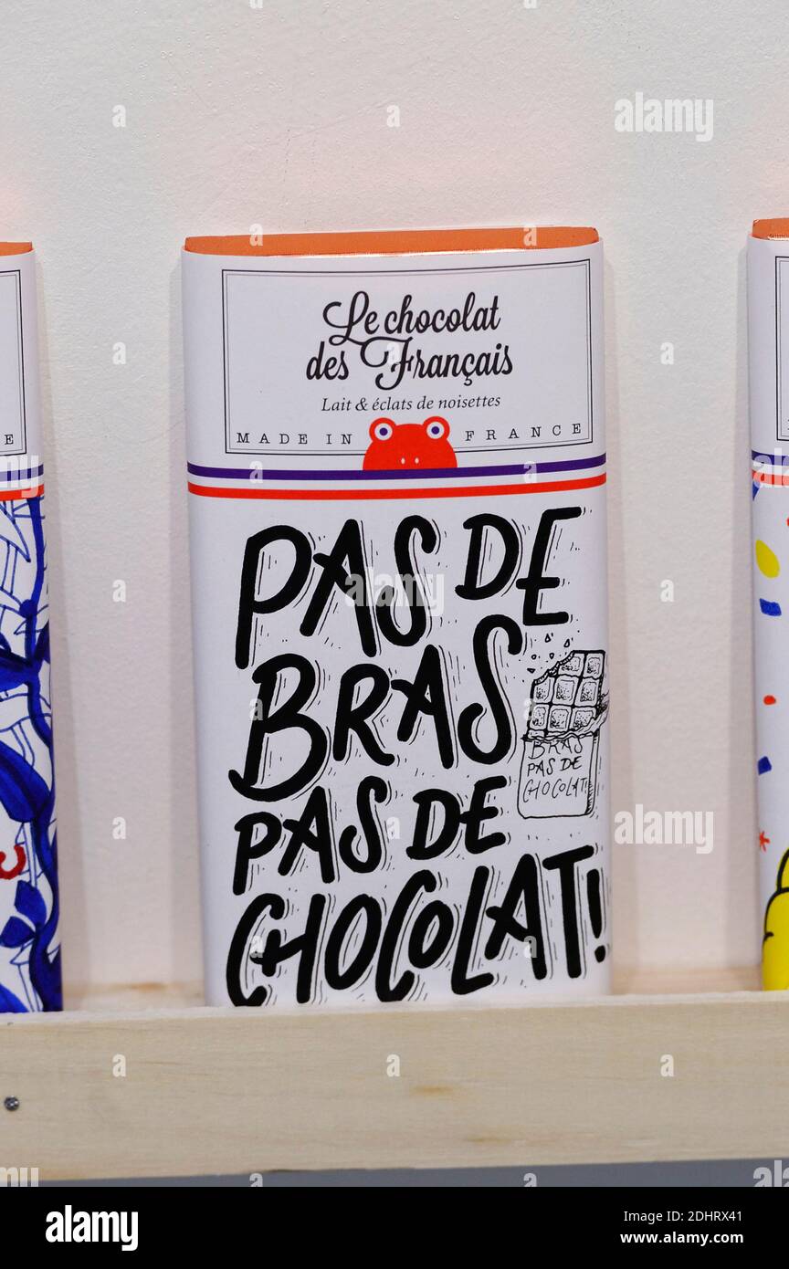 Vernissage de l'exposition 'Paques pour les vieuxs' a la galerie d'art Sergent Paper. Une exposition de 500 tables de chocolat à ne pas les emballages, uniques et originaux, ont ete réalise par une centauine d'artistes (Charlotte le bon, Soledad, Jean Andre) pour la compte de la jeune société le chocolat des Francais, à ne pas les produits sont fabriqués à 100% en France. Les tables sont dues entre 25 et 300 euros au bénéfice de l'association 'un enfant par la main'. Le 24 mars 2016, a Paris, France. Photo Edouard Bernaux/Abacapress. Banque D'Images