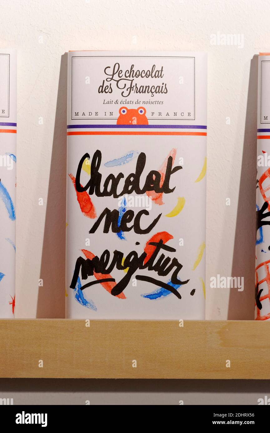 Vernissage de l'exposition 'Paques pour les vieuxs' a la galerie d'art Sergent Paper. Une exposition de 500 tables de chocolat à ne pas les emballages, uniques et originaux, ont ete réalise par une centauine d'artistes (Charlotte le bon, Soledad, Jean Andre) pour la compte de la jeune société le chocolat des Francais, à ne pas les produits sont fabriqués à 100% en France. Les tables sont dues entre 25 et 300 euros au bénéfice de l'association 'un enfant par la main'. Le 24 mars 2016, a Paris, France. Photo Edouard Bernaux/Abacapress. Banque D'Images