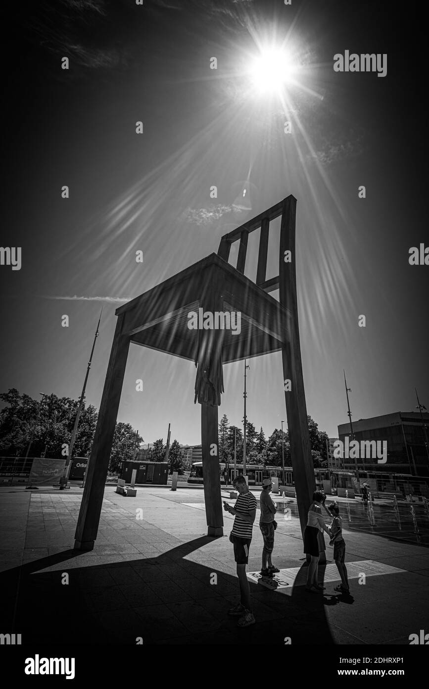 Monument Broken chair aux Nations Unies à Genève - GENÈVE, SUISSE - 9 JUILLET 2020 Banque D'Images