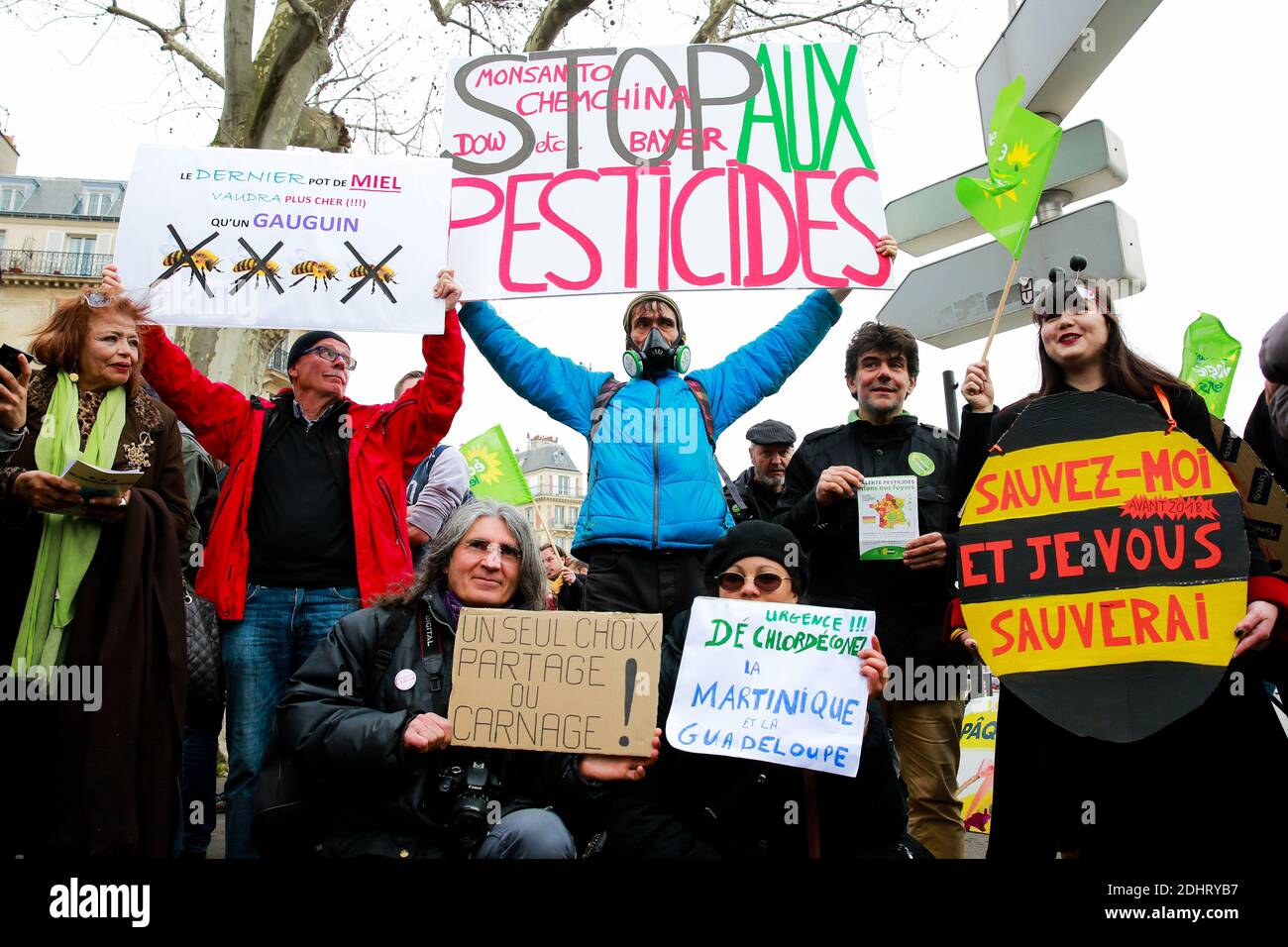 Jean-Baptiste Redde, alias Voltuan, tient une pancarte portant la mention « meilleurs pesticides » lors d'une marche de protestation contre l'utilisation de pesticides et pour l'agriculture biologique à Paris, France, le 26 mars 2016. Photo de Marie-Paola Bertrand-Hillion/ABACAPRESS.COM Banque D'Images