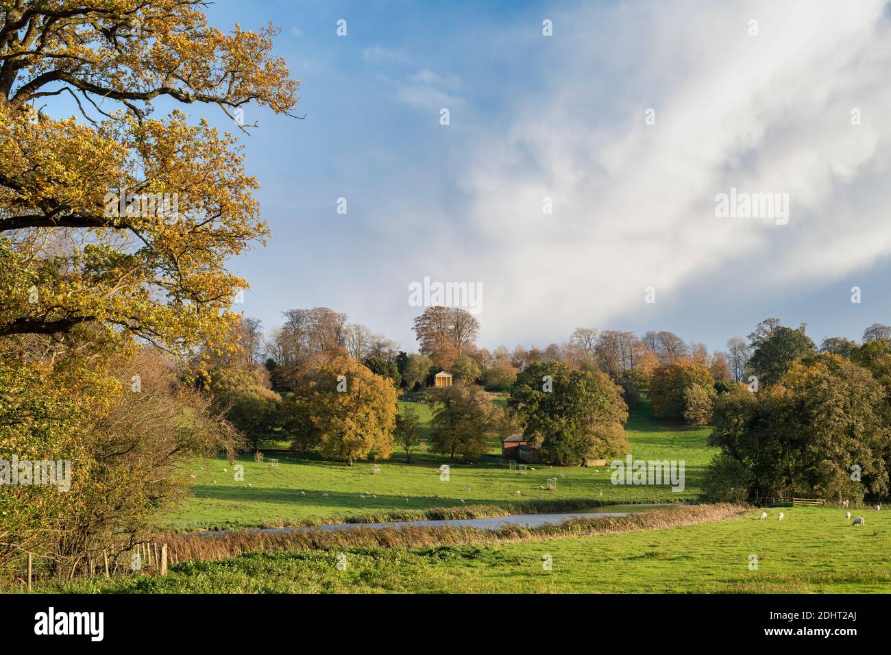 Farnborough Hall Grounds en automne vu de la route. Warwickshire, Angleterre Banque D'Images