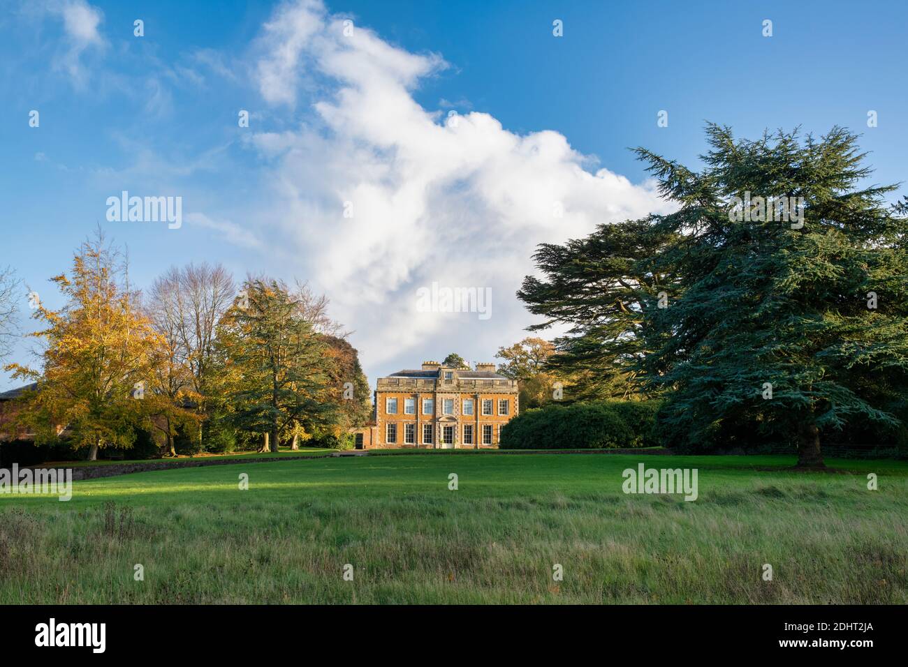 Côté ouest de la salle Farnborough en automne vu de la route. Warwickshire, Angleterre Banque D'Images