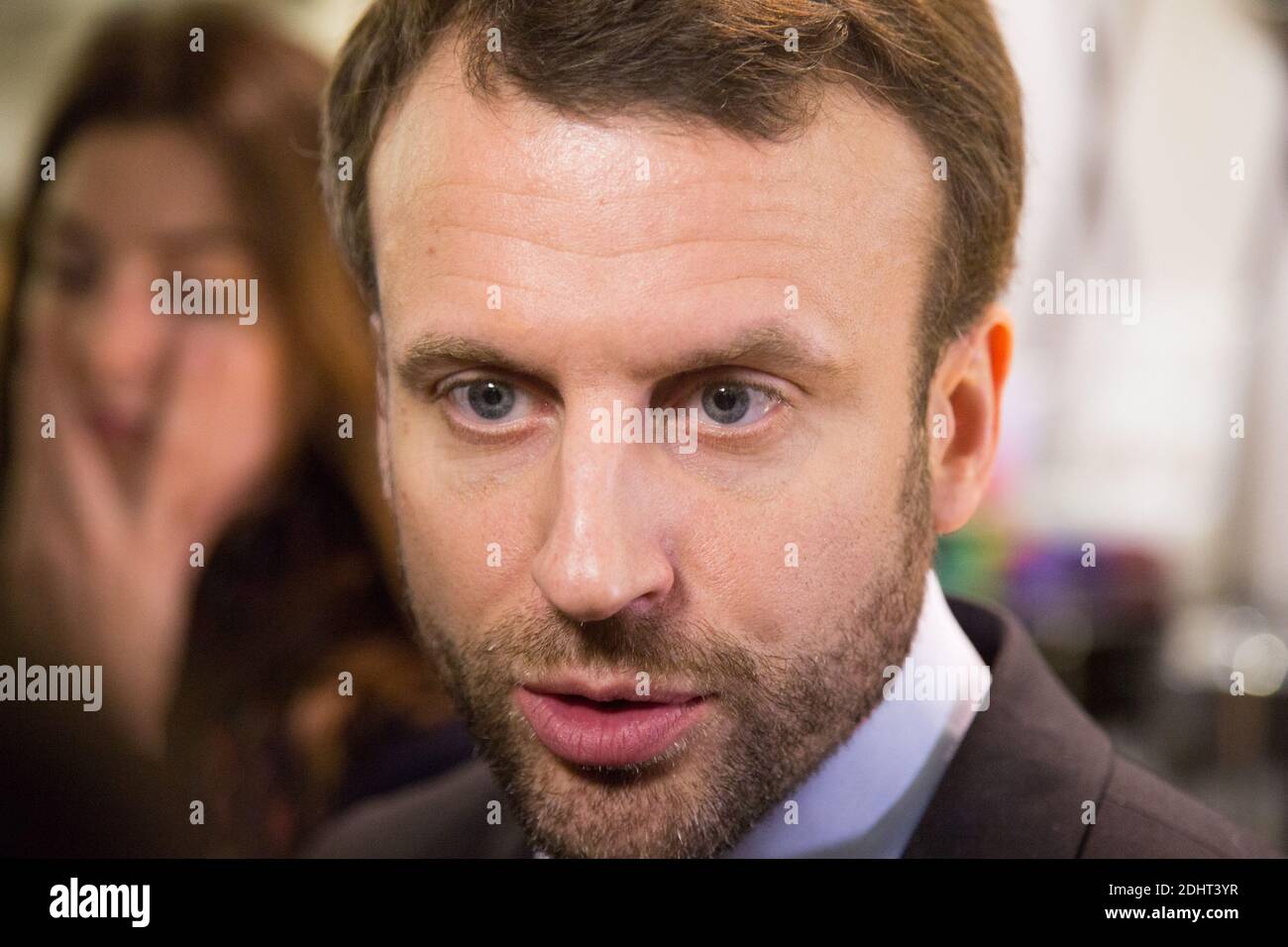 EMMANUEL MACRON, MINISTRE DE L'ECONOMIE, DE L'INDUSTRIE ET DU NUMERIQUE SE RENDRA AU CENTRE COMMERCIAL BEAUGRENELLE A L'OCCASION DU FINANCEMENT DES SOLDES D'HIVER MERCREDI 6 JANVIER 2016 PHOTO DE NASSER BERZANE/ABACAPRESS.COM Banque D'Images