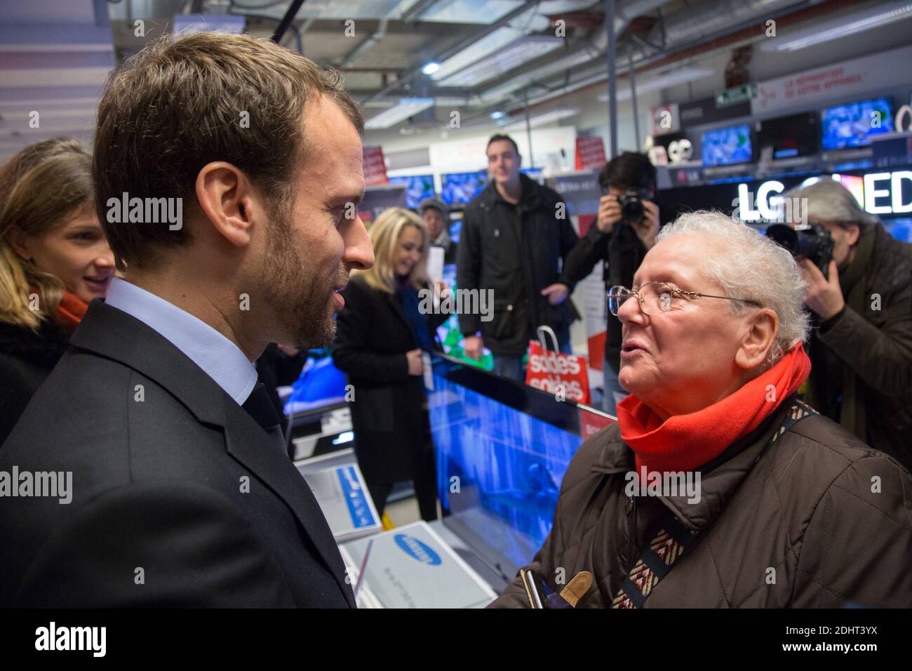 EMMANUEL MACRON, MINISTRE DE L'ECONOMIE, DE L'INDUSTRIE ET DU NUMERIQUE SE RENDRA AU CENTRE COMMERCIAL BEAUGRENELLE A L'OCCASION DU FINANCEMENT DES SOLDES D'HIVER MERCREDI 6 JANVIER 2016 PHOTO DE NASSER BERZANE/ABACAPRESS.COM Banque D'Images