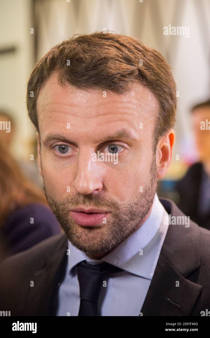 EMMANUEL MACRON, MINISTRE DE L'ECONOMIE, DE L'INDUSTRIE ET DU NUMERIQUE SE RENDRA AU CENTRE COMMERCIAL BEAUGRENELLE A L'OCCASION DU FINANCEMENT DES SOLDES D'HIVER MERCREDI 6 JANVIER 2016 PHOTO DE NASSER BERZANE/ABACAPRESS.COM Banque D'Images