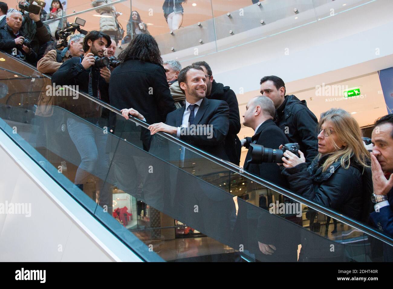 EMMANUEL MACRON, MINISTRE DE L'ECONOMIE, DE L'INDUSTRIE ET DU NUMERIQUE SE RENDRA AU CENTRE COMMERCIAL BEAUGRENELLE A L'OCCASION DU FINANCEMENT DES SOLDES D'HIVER MERCREDI 6 JANVIER 2016 PHOTO DE NASSER BERZANE/ABACAPRESS.COM Banque D'Images