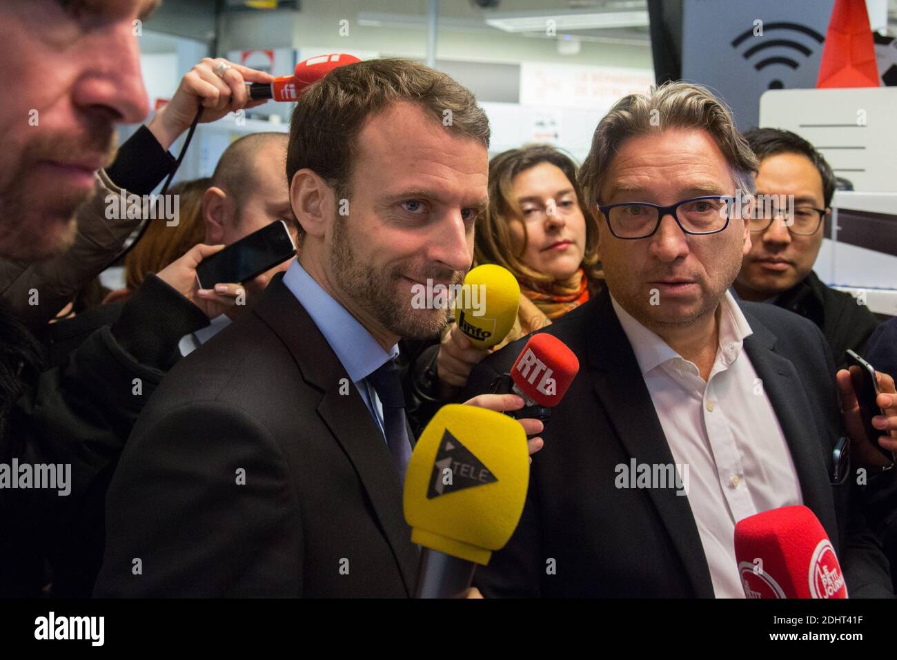 EMMANUEL MACRON, MINISTRE DE L'ECONOMIE, DE L'INDUSTRIE ET DU NUMERIQUE SE RENDRA AU CENTRE COMMERCIAL BEAUGRENELLE A L'OCCASION DU FINANCEMENT DES SOLDES D'HIVER MERCREDI 6 JANVIER 2016 PHOTO DE NASSER BERZANE/ABACAPRESS.COM Banque D'Images