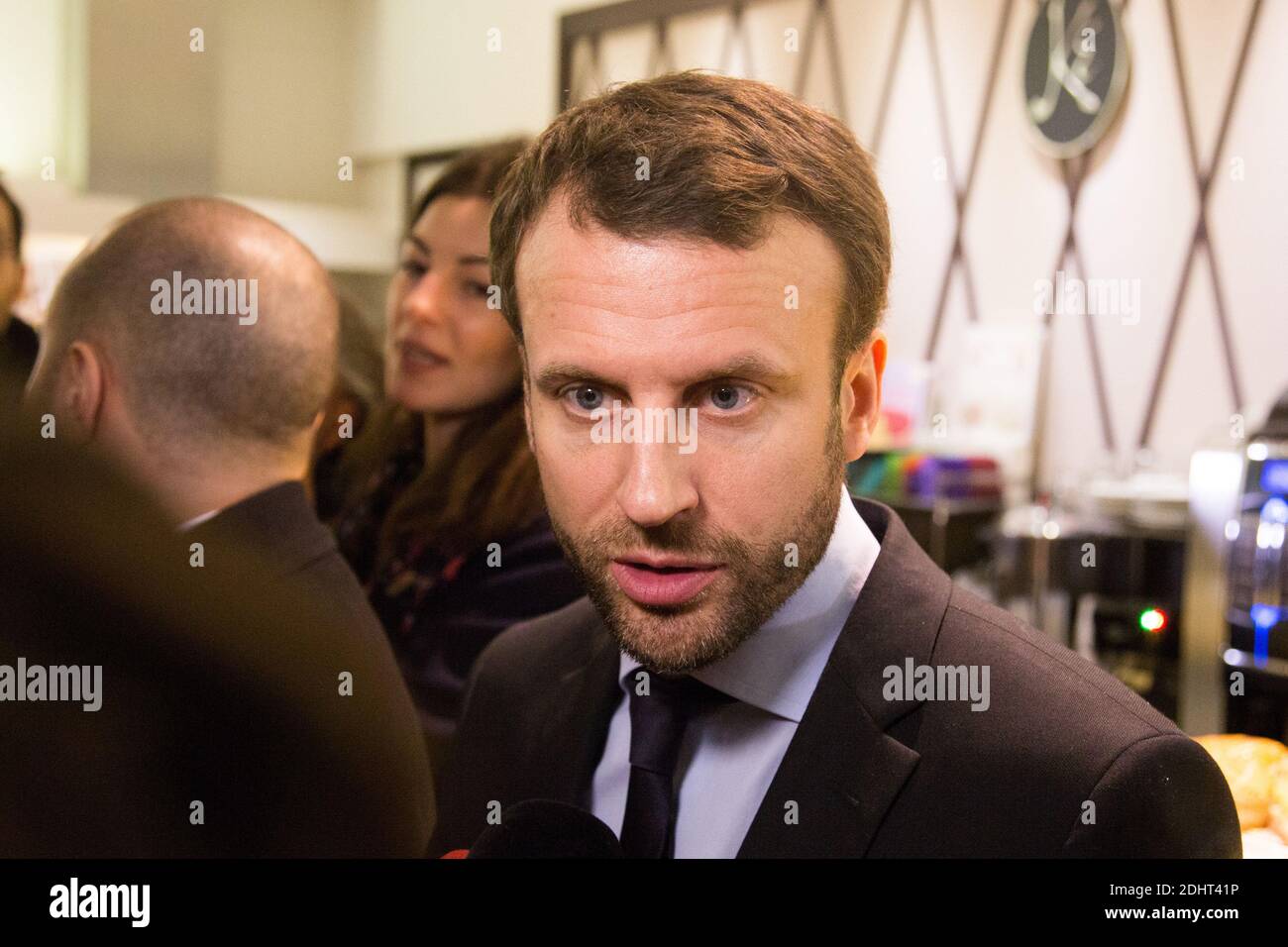 EMMANUEL MACRON, MINISTRE DE L'ECONOMIE, DE L'INDUSTRIE ET DU NUMERIQUE SE RENDRA AU CENTRE COMMERCIAL BEAUGRENELLE A L'OCCASION DU FINANCEMENT DES SOLDES D'HIVER MERCREDI 6 JANVIER 2016 PHOTO DE NASSER BERZANE/ABACAPRESS.COM Banque D'Images