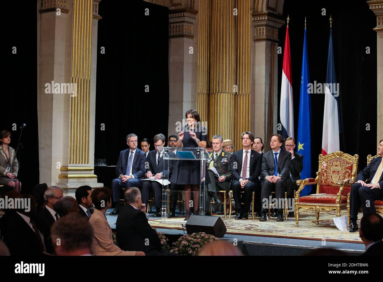 LE ROI WILLEM-ALEXANDER ET LA REINE MAXIMA DES PAYS-BAS ARRIVENT A L'HOTEL DE VILLE DE PARIS RECU PAR LA MAIR ANNE HIDALGO ET HARLEM DESIR SECRETAIRE D'ÉTAT AUX AFFAIRES EUROPEENNES. Photo de Nasser Berzane/ABACAPRESS.COM Banque D'Images