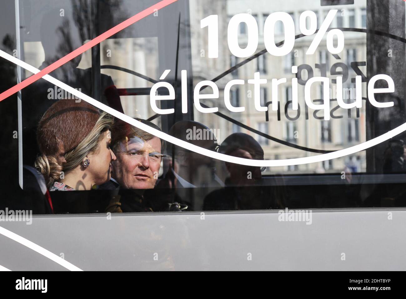 LE ROI WILLEM-ALEXANDER ET LA REINE MAXIMA DES PAYS-BAS QUITTENT L'HOTEL DE VILLE DE PARIS EN BUS ELECTRIQUE DE TRANSPORT PUBLIC EB.S. photo par Nasser Berzane/ABACAPRESS.COM Banque D'Images