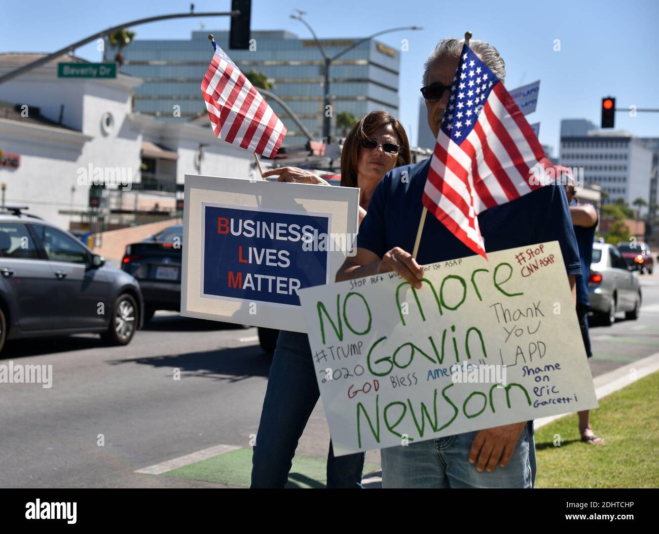 Beverly Hills, CA/USA - 1 août 2020 : des manifestants ont tenu des panneaux pour rappeler le gouverneur de Californie, Gavin Newsom Banque D'Images