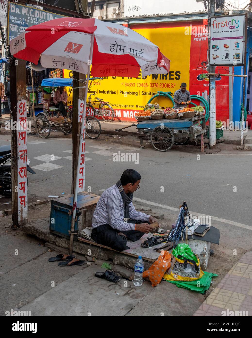 Cordonnier et polisseur de chaussures dans la rue de Jorhat, Assam, Inde. Banque D'Images