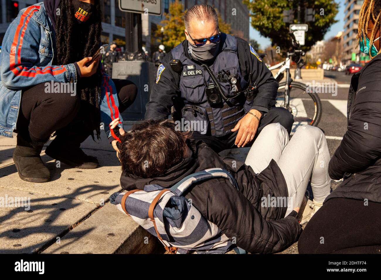 Washington, DC, Etats-Unis, 11 décembre 2020. En photo : un cycliste a été blessé lorsqu'il a été frappé par un officier de police du Metropolitan (DC) (non représenté) sur une moto alors qu'il accompagnait une manifestation non invitée. Le but de cette manifestation était de livrer une lettre de femmes autochtones à plusieurs banques pour leur demander de ne pas financer les pipelines Keystone XL, Line 3 et Trans Mountain pour transporter du pétrole des sables bitumineux du Canada en raison de dommages environnementaux et de la destruction des terres autochtones. Crédit : Allison C Bailey/Alay Live News Banque D'Images