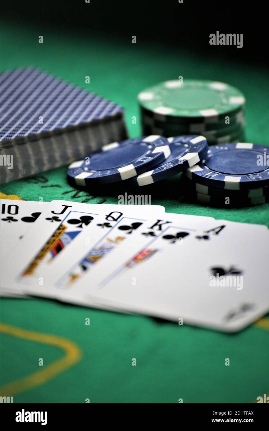 jetons et cartes de poker sur fond blanc Banque D'Images
