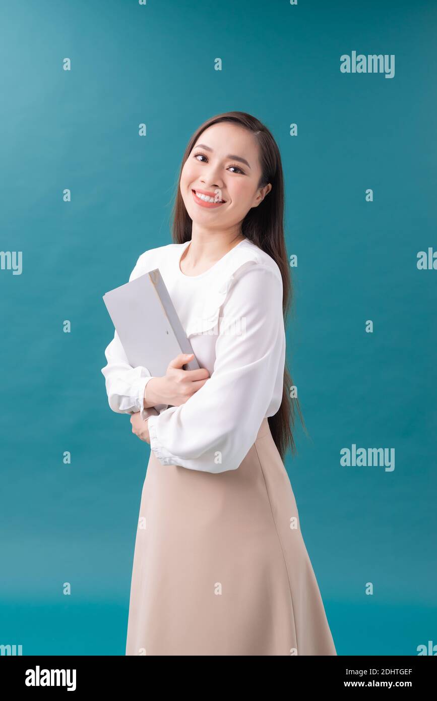 Jeune heureux souriant affaires womanwith dossier, vide copyspace place pour le slogan ou un message texte publicitaire Banque D'Images