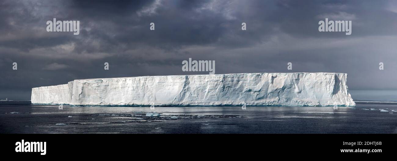 Gigantesque iceberg en forme de table dans le détroit de l'Antarctique, au nord Pointe de la péninsule Antarctique Banque D'Images