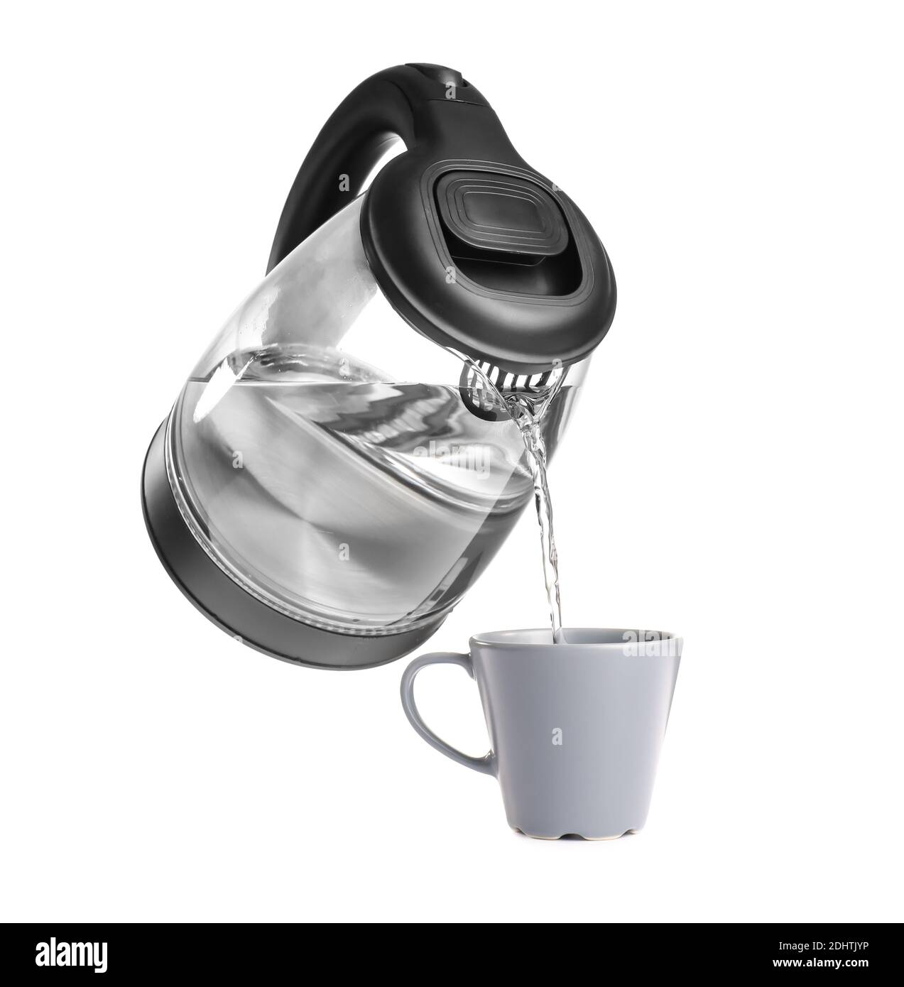 Verser de l'eau bouillie de la bouilloire électrique dans la tasse arrière-plan blanc Banque D'Images