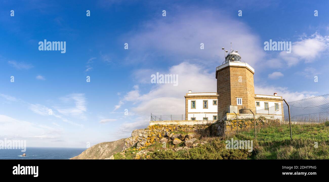 Le phare de Cape Finisterre dans la lumière chaude du matin Banque D'Images