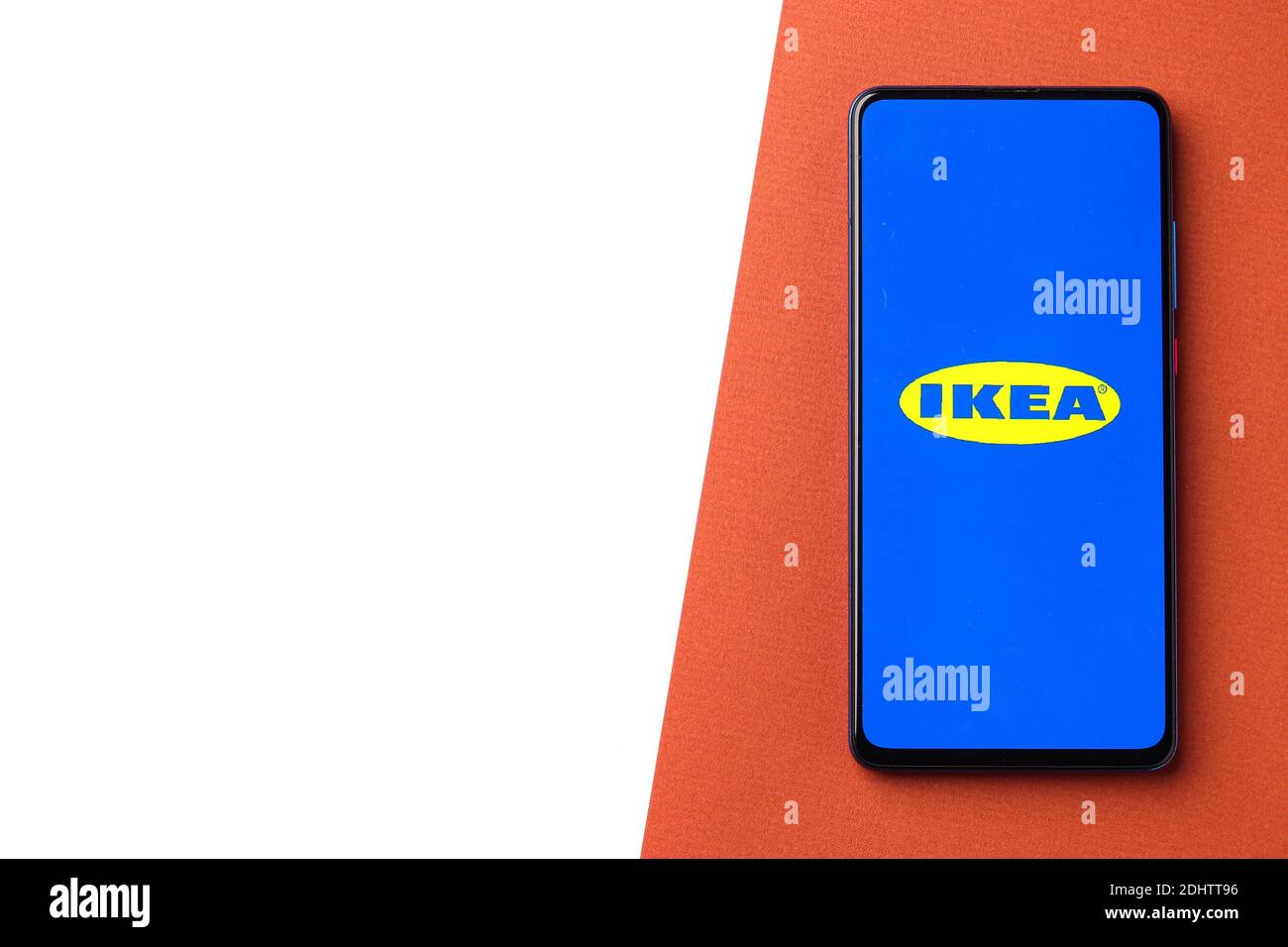 Assam, inde - 20 décembre 2020 : logo Ikea sur image de stock d'écran de téléphone. Banque D'Images