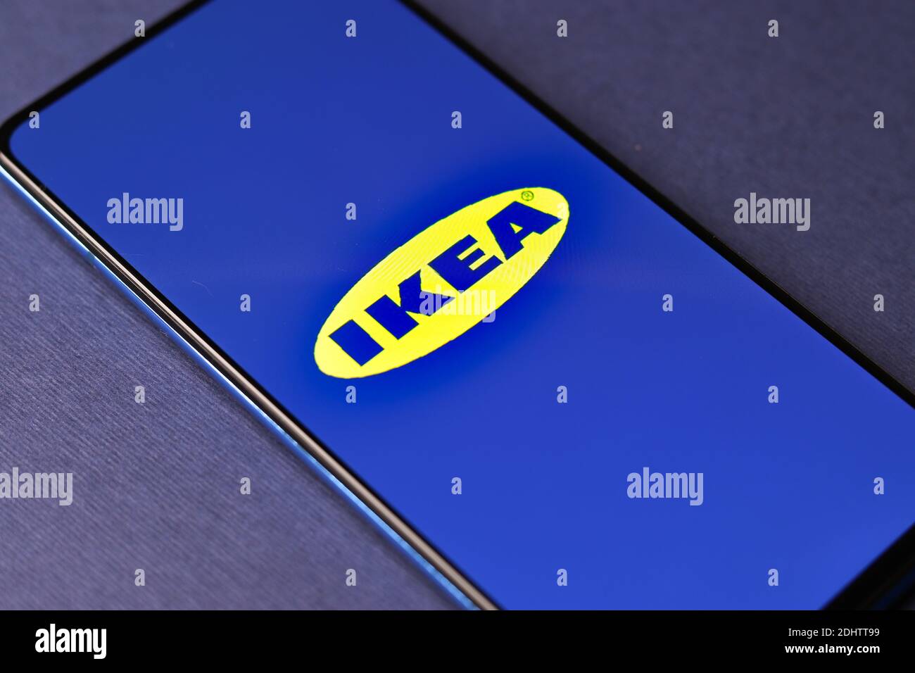 Assam, inde - 20 décembre 2020 : logo Ikea sur image de stock d'écran de téléphone. Banque D'Images