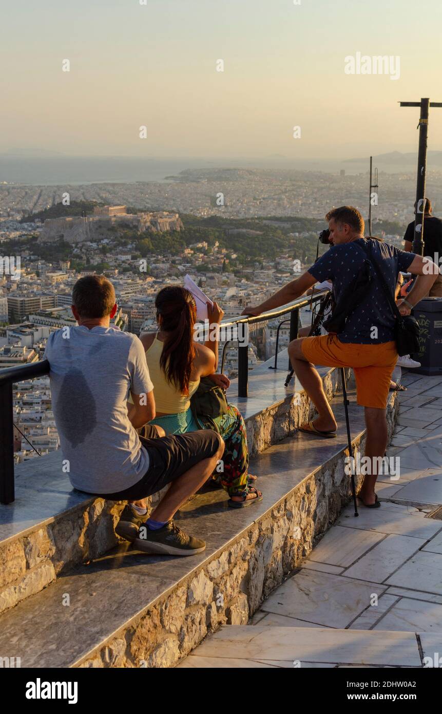 Les touristes prennent des photos sur leurs smartphones au point de vue sur la colline du Lycabette dans le centre d'Athènes en Grèce - photo: Geopix Banque D'Images