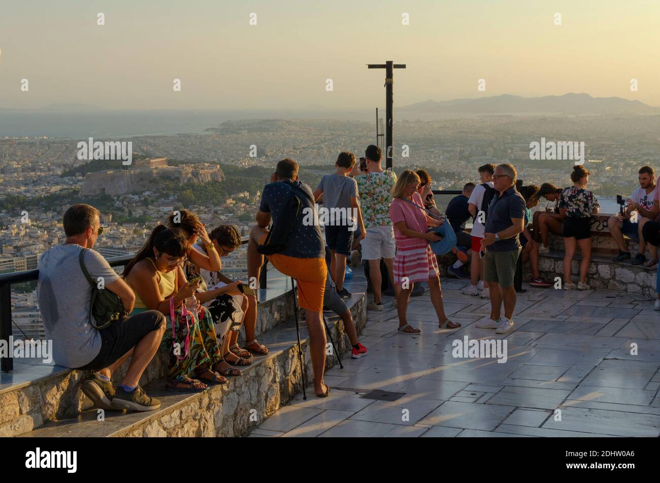Les touristes prennent des photos sur leurs smartphones au point de vue sur la colline du Lycabette dans le centre d'Athènes en Grèce - photo: Geopix Banque D'Images