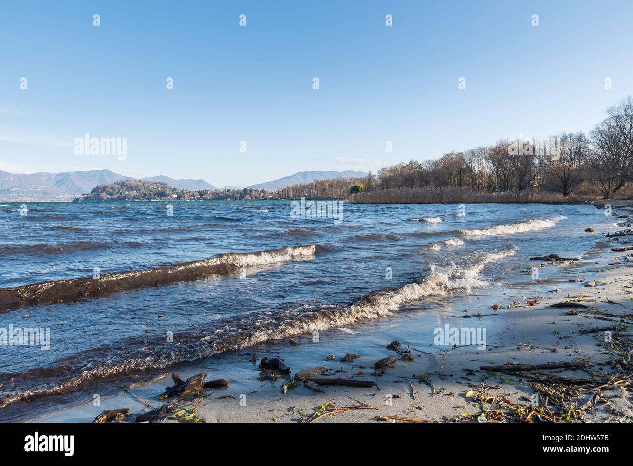 Grand et célèbre lac européen. Plage avec vagues à Ispra, Italie Banque D'Images