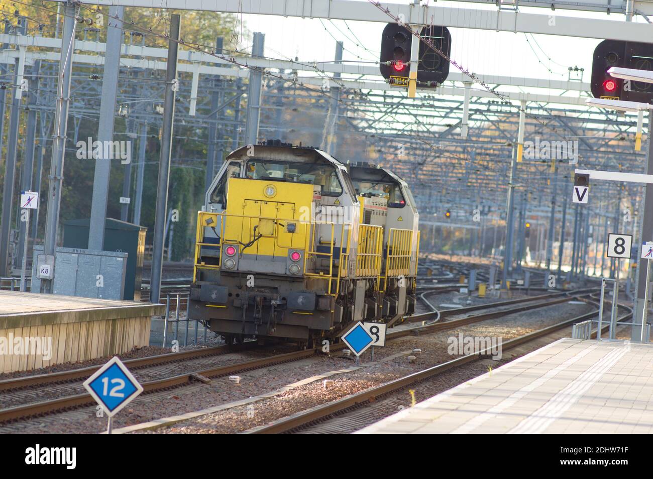 Grande locomotive diesel jaune puissante à la station Arnhem, pays-Bas Banque D'Images