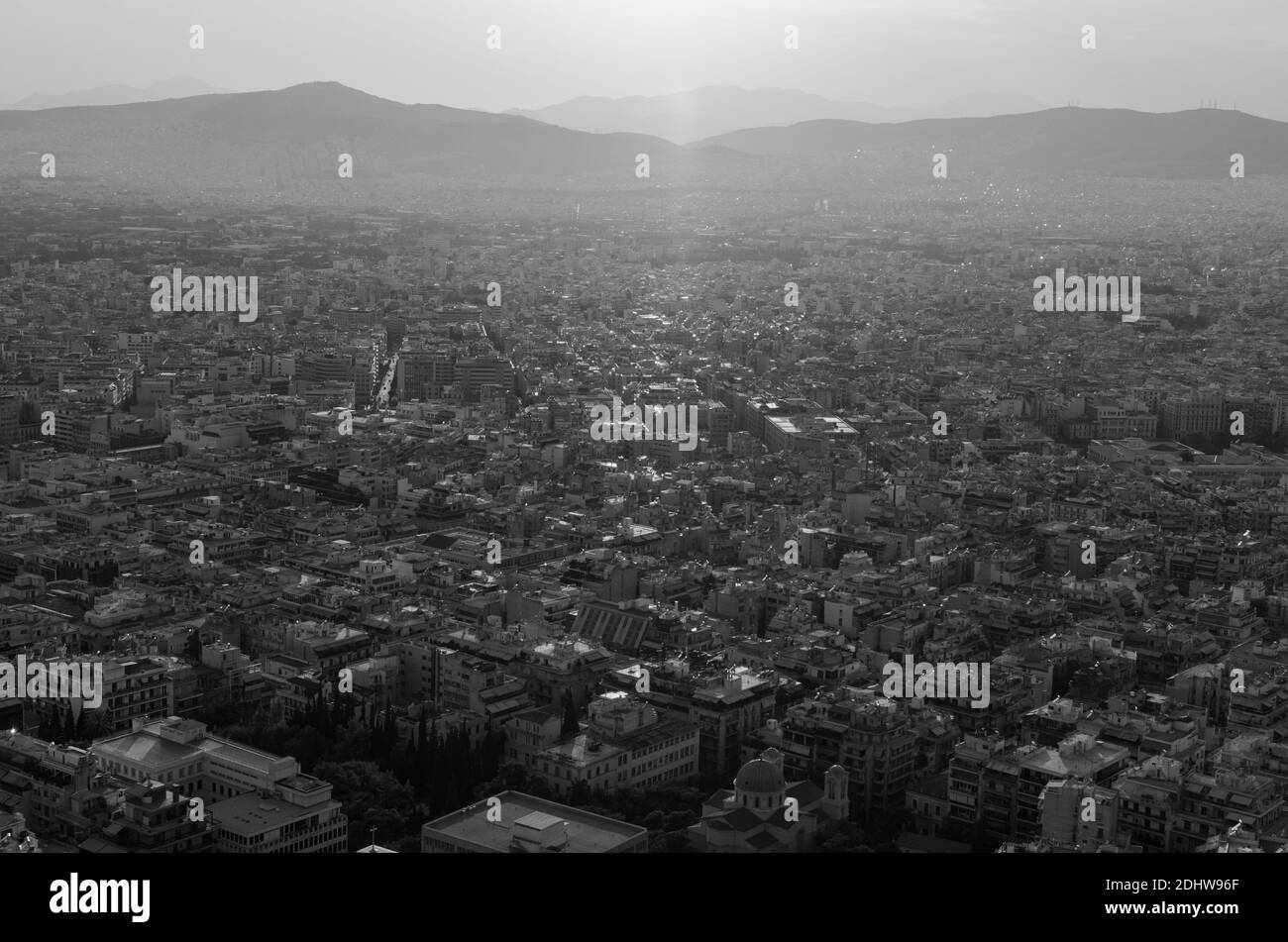 Paysage urbain monochrome de la ville d'Athènes Grèce depuis la colline de Lycabette au coucher du soleil - photo: Geopix Banque D'Images