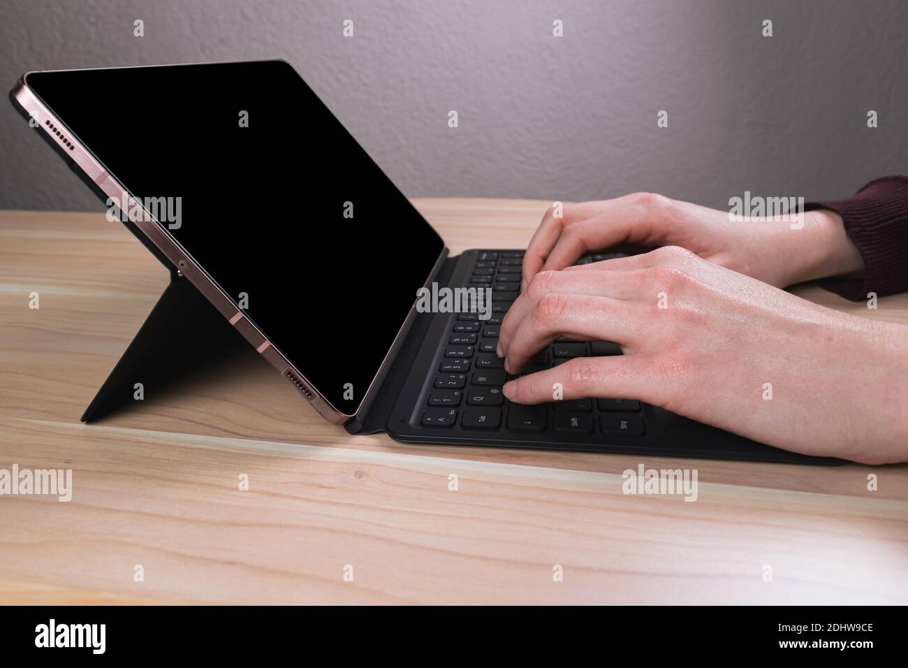 Femme d'affaires utilisant une tablette numérique avec clavier, écran noir vierge maquette, recherche sur Internet, chat , vidéocall, vidéo conférence, banque en ligne Banque D'Images