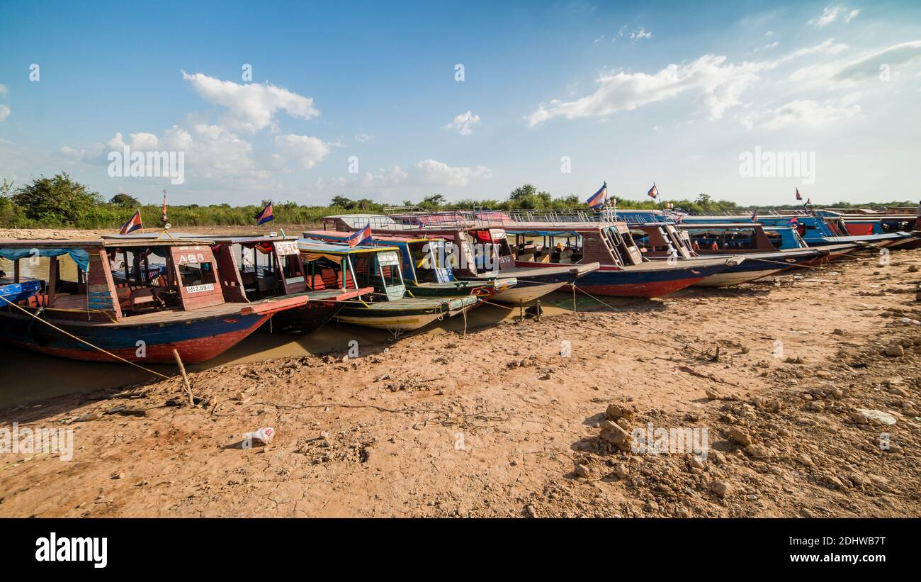 Lac Tonle SAP, Cambodge - décembre 2015 : bateaux dans le village flottant de Komprongpok au lac Tonle SAP au Cambodge Banque D'Images