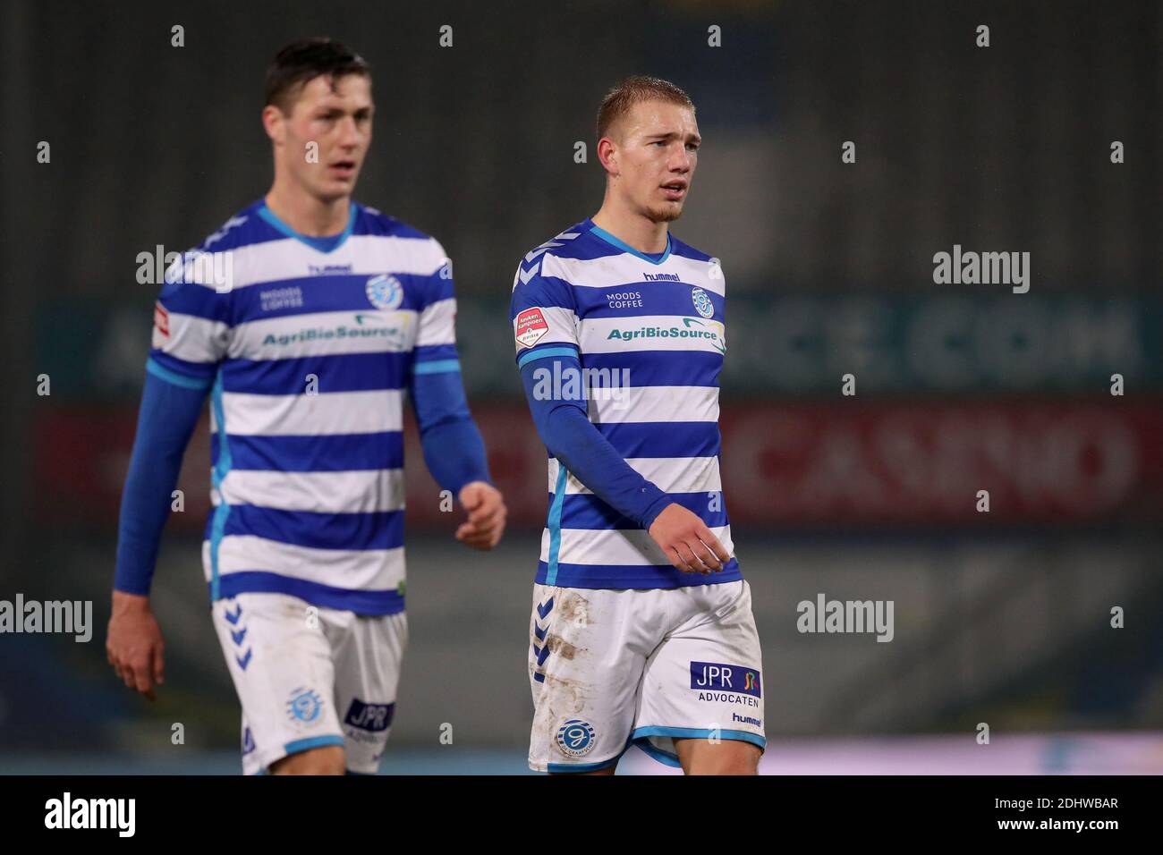 DOETINCHEM, PAYS-BAS - DÉCEMBRE 11: Les joueurs marchent hors du terrain déçu avant le match hollandais de Keukenkampioendivision entre de Graafschap et Banque D'Images