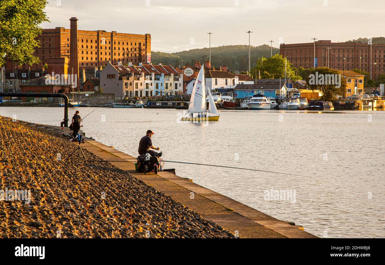 Soirée d'été sur le port flottant de Bristol près du chantier naval d'Underfall et entrepôts de stockage Banque D'Images