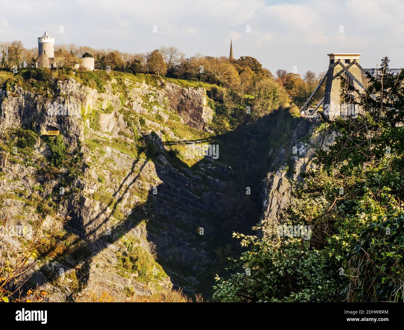 Le pont suspendu Clifton à Bristol au Royaume-Uni jette une ombre Sur St Vincent's Rocks, sous l'observatoire et la grotte Giant's Cave Banque D'Images