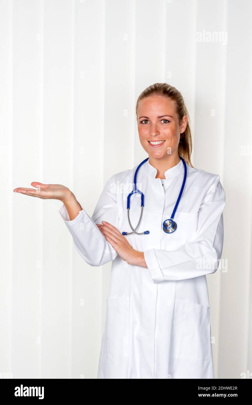 Eine Krankenschwester oder Aerztin dans OP- Kleidung vor einer opération. Krankenhaus. Banque D'Images