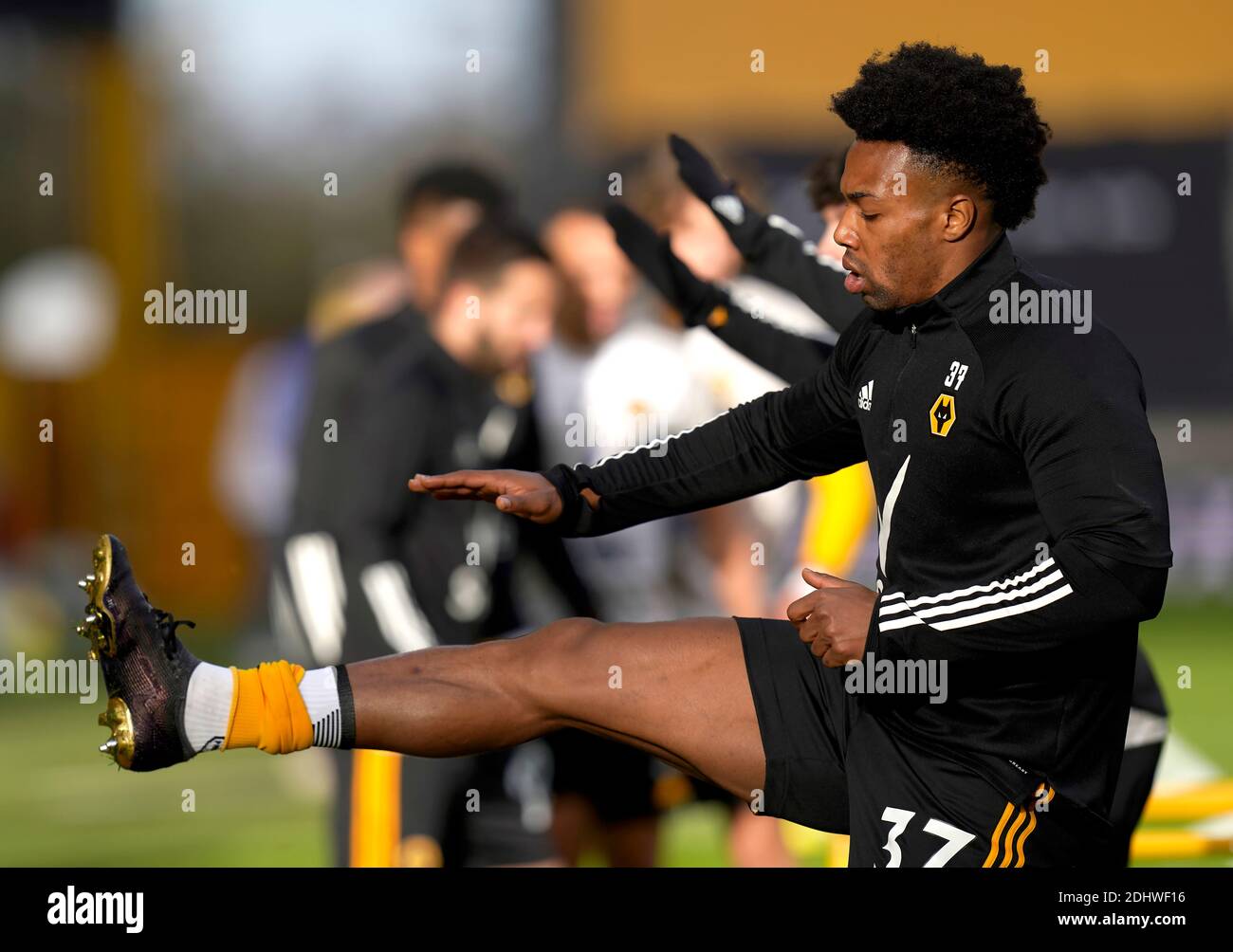 Adama Traore, Wanderers de Wolverhampton, qui s'est réchauffé au stade Molineux, Wolverhampton, lors du match de la première ligue. Banque D'Images