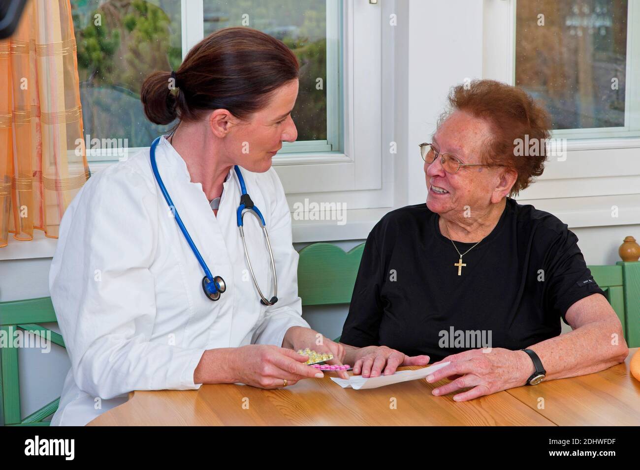 Ärztin und Patientin besprechen Medikamente Banque D'Images
