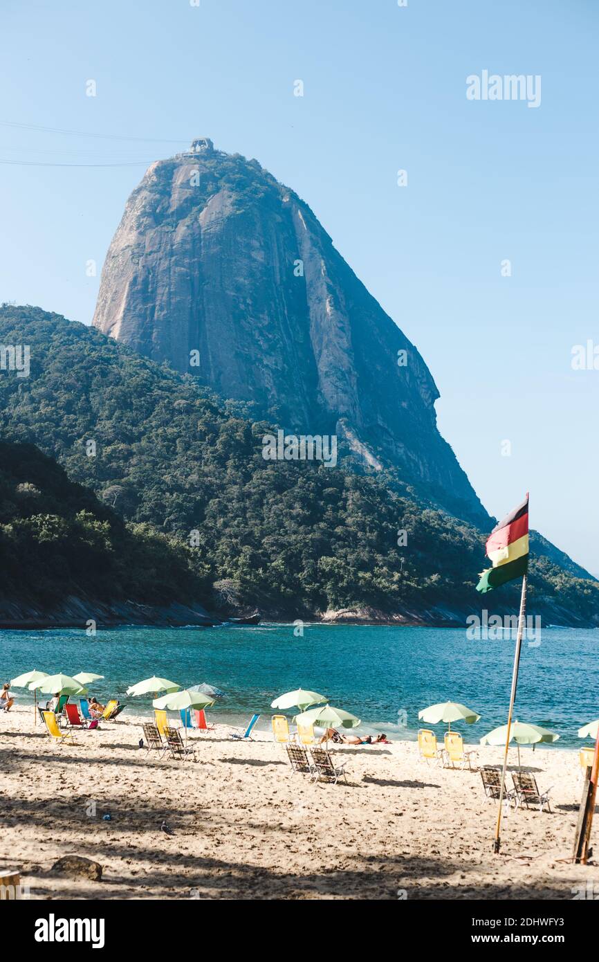 La plage propre et l'eau turquoise de Praia Vermelha à Rio de Janeiro, au Brésil, qui est retombée par le site touristique et touristique de Sugarloaf Mount Banque D'Images