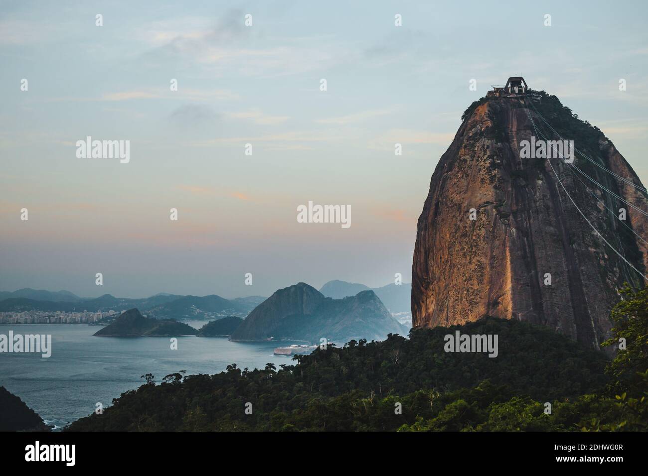 Les téléphériques atteignent le sommet du mont Sugarloaf / Pão de Achçucar au coucher du soleil pour voir les vues sur les baies de Rio de Janeiro et Nitreói, Brésil Banque D'Images