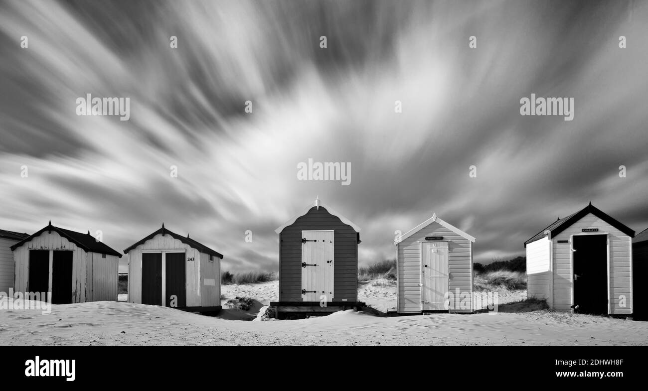Les nuages se précipitent sur les cabanes de plage sur la plage de Southwold Banque D'Images