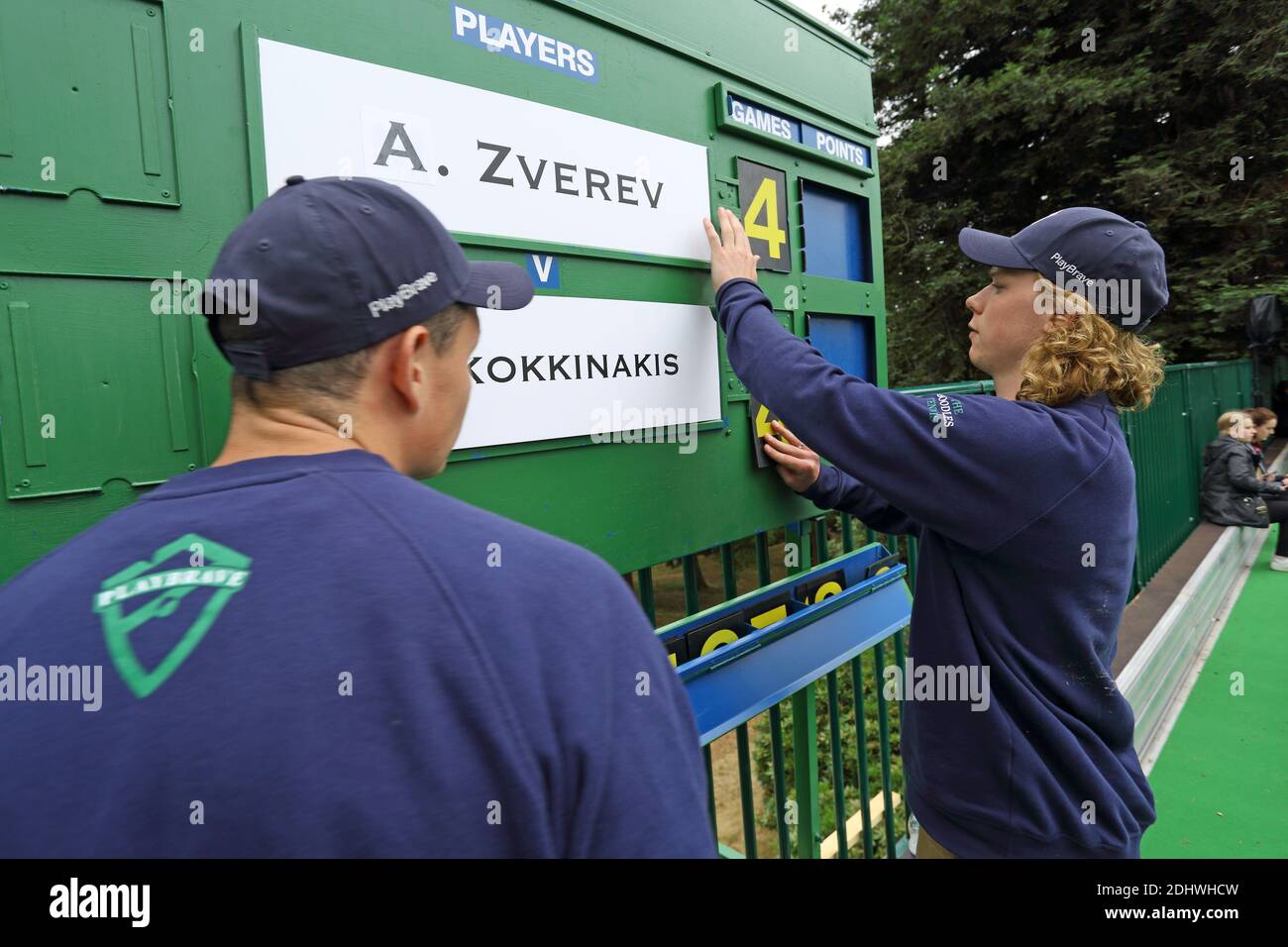 Alexander Zverev (GER) contre Thanasi Kokkinakis (AUS) au Boothes 2017 dans l'échauffement de Wimbledon. Banque D'Images
