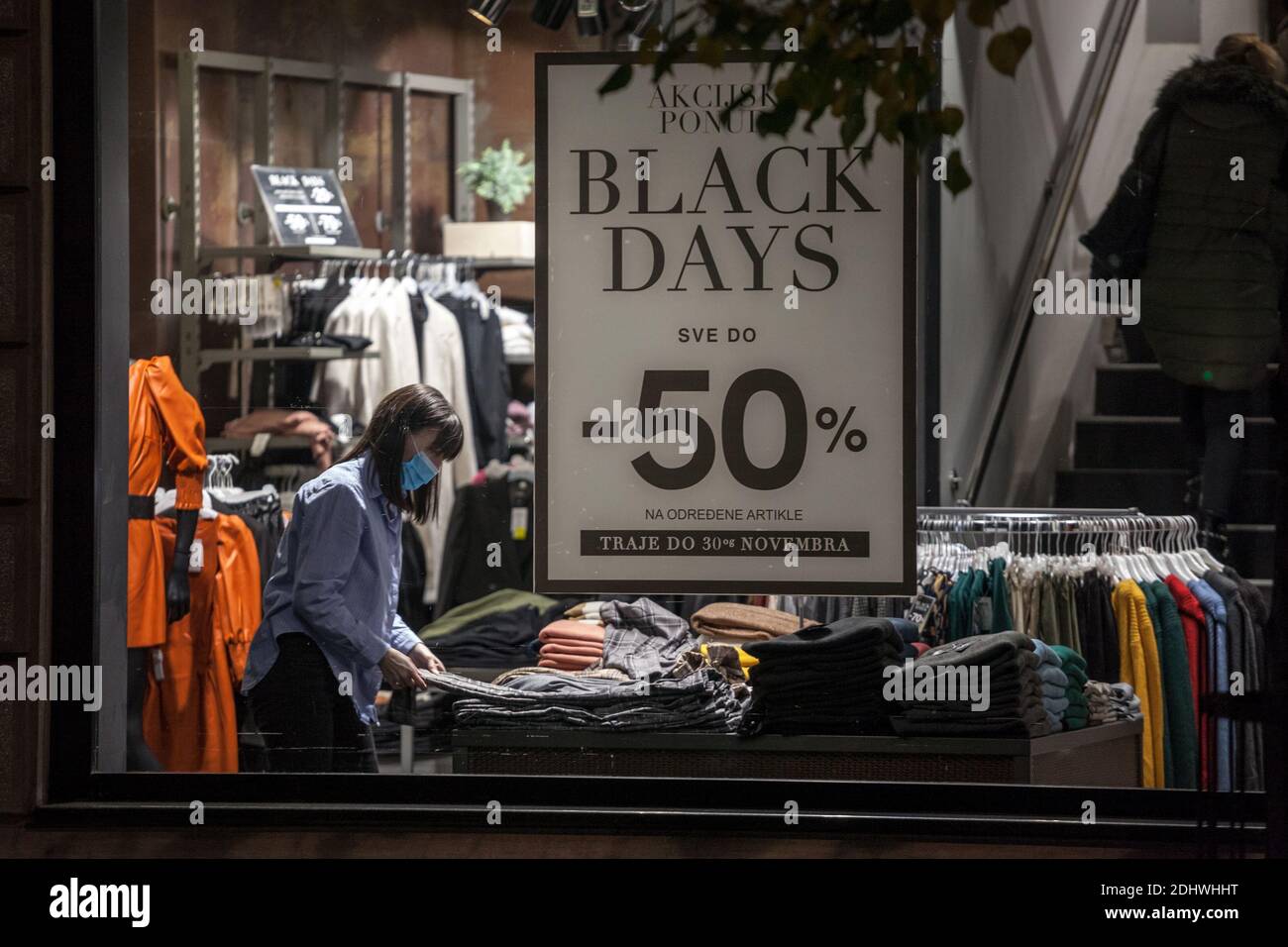 BELGRADE SERBIE 6 NOVEMBRE 2020 employe du personnel pliant des jeans dans un magasin de vetements de detaillant de mode publicite pour la vente de Black Friday port Photo Stock Alamy