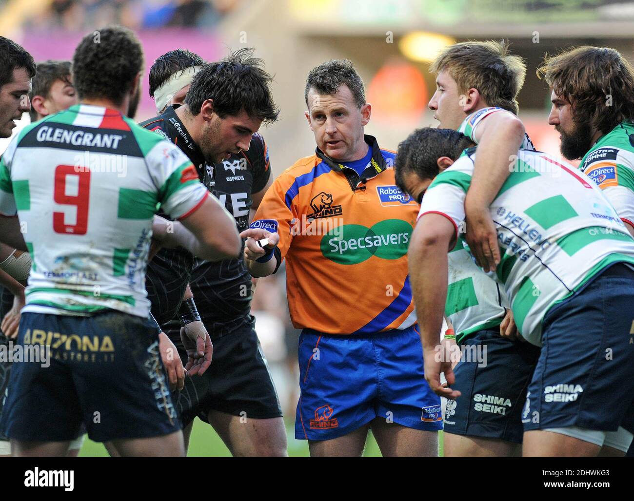 Dossier pic de l'arbitre Nigel Owens qui a annoncé sa retraite du rugby international après avoir été REF pour 100 tests. RapoDirect Pro 12 - Ospreys / Benetton Treviso - Swansea - 16 février 2014 : Referee Nigel Owens s'adressant aux joueurs. Banque D'Images