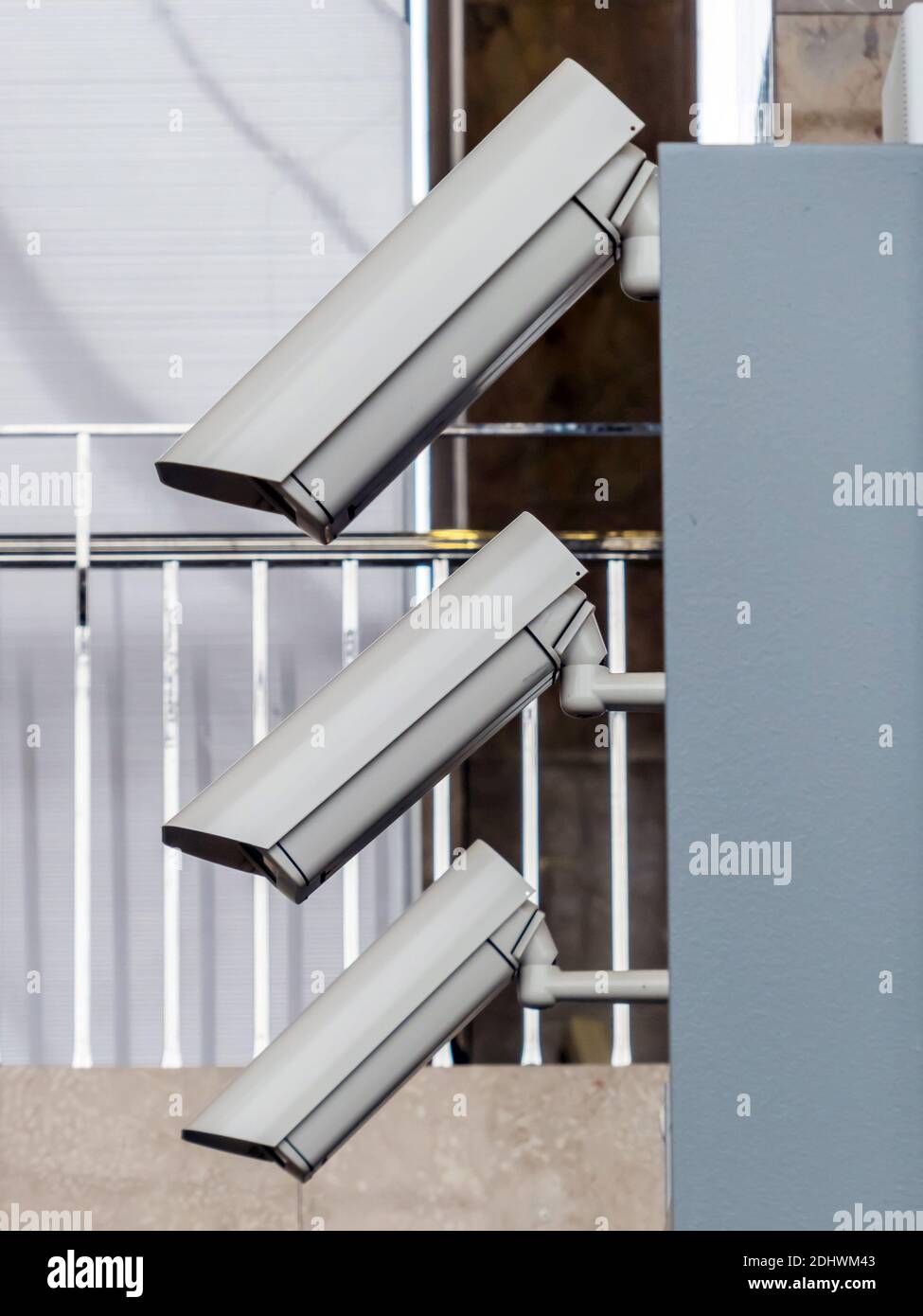 Kameras einer Videoüberwachung auf einem Bahnhof. Kontrolle de Sicherheit, Banque D'Images