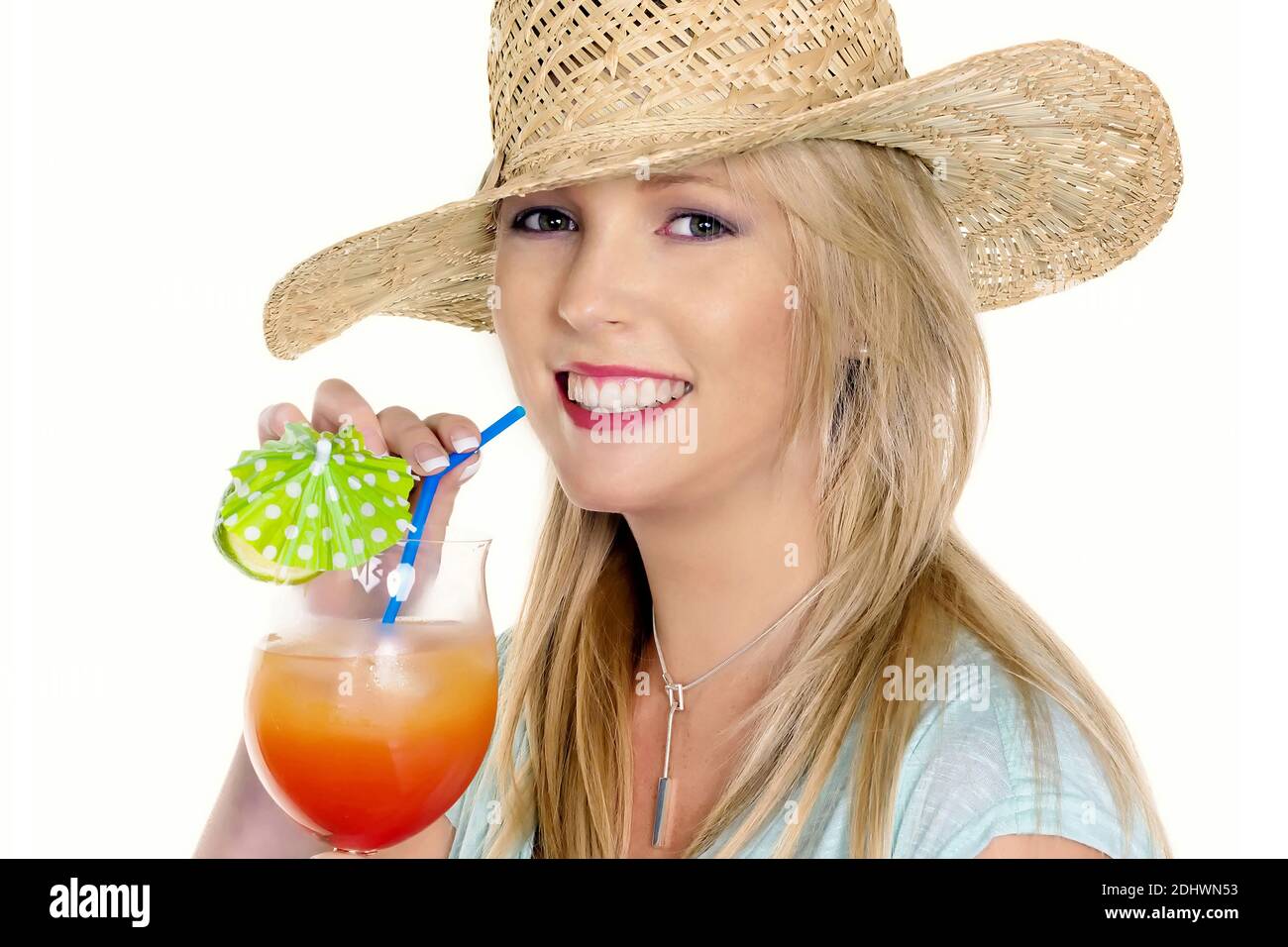 Junge Frau mit einem Sonnenhut trinkt im Urlaub einen cocktail, Strohhut, Getränk, Banque D'Images
