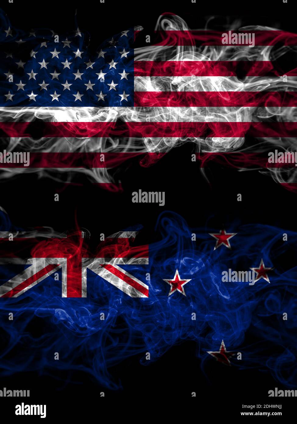 États-Unis d'Amérique, Amérique, États-Unis, États-Unis, États-Unis contre Nouvelle-Zélande, Kiwi drapeaux mystiques fumés placés côte à côte. Fumée abstraite épaisse couleur soyeuse f Banque D'Images