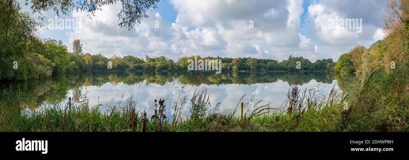 Lake at Neigh Bridge Country Park, The Cotswolds, Gloucestershire, Angleterre, Royaume-Uni Banque D'Images