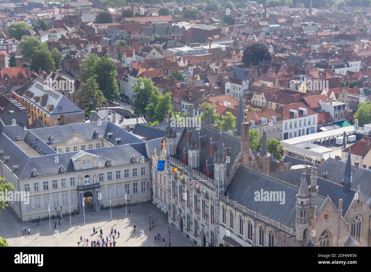 Panorama de la partie centrale de Bruges. Vue de dessus sur le fond des toits rouges de la ville. Belgique Banque D'Images