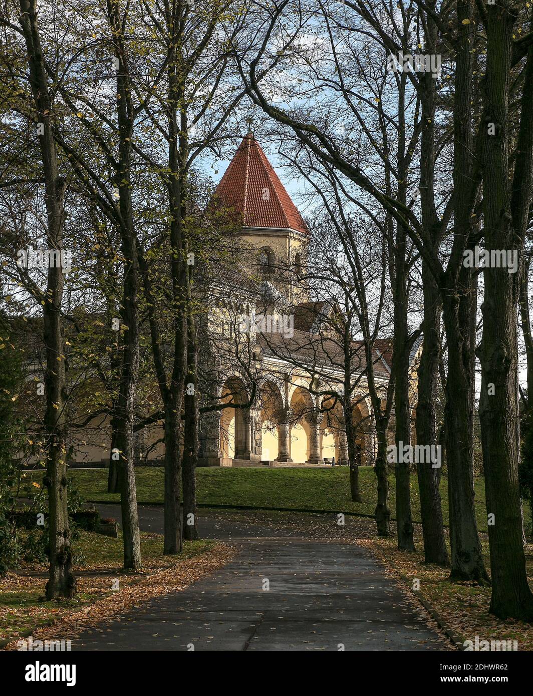 Leipzig, Südfriedhof, Blick durch eine Allee zur Westkapelle 1905-10 von Otto Wilhelm Scharenberg Banque D'Images