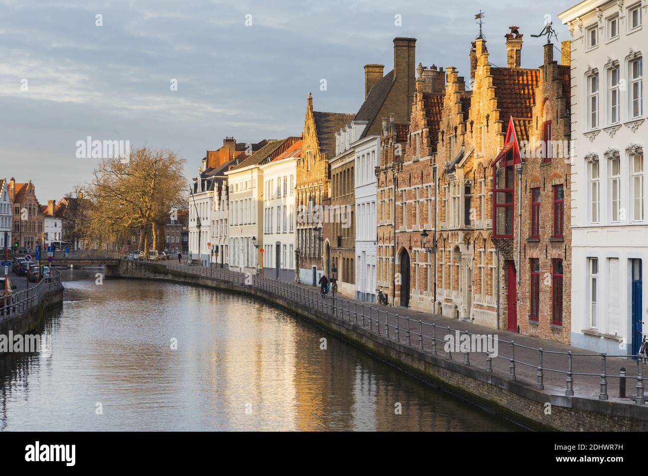 Horizon de Bruges avec de vieux bâtiments au coucher du soleil à Bruges, Belgique. Banque D'Images
